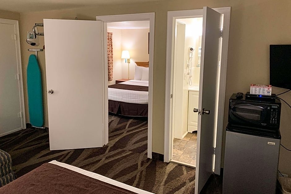 Standard Quadruple room Rodeway Inn & Suites