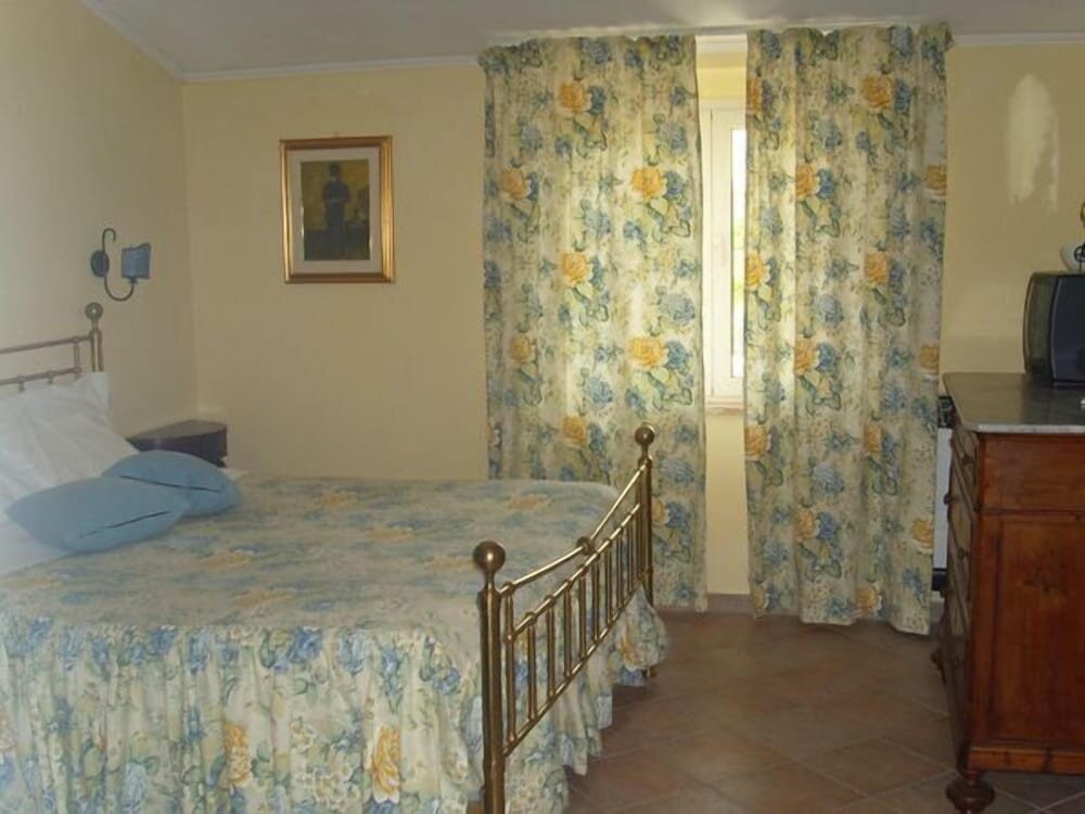 Standard Triple room with park view Villa Sobrano