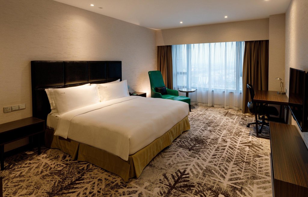 Двухместный номер Premium с видом на озеро Crowne Plaza Shanghai Jinshan, an IHG Hotel
