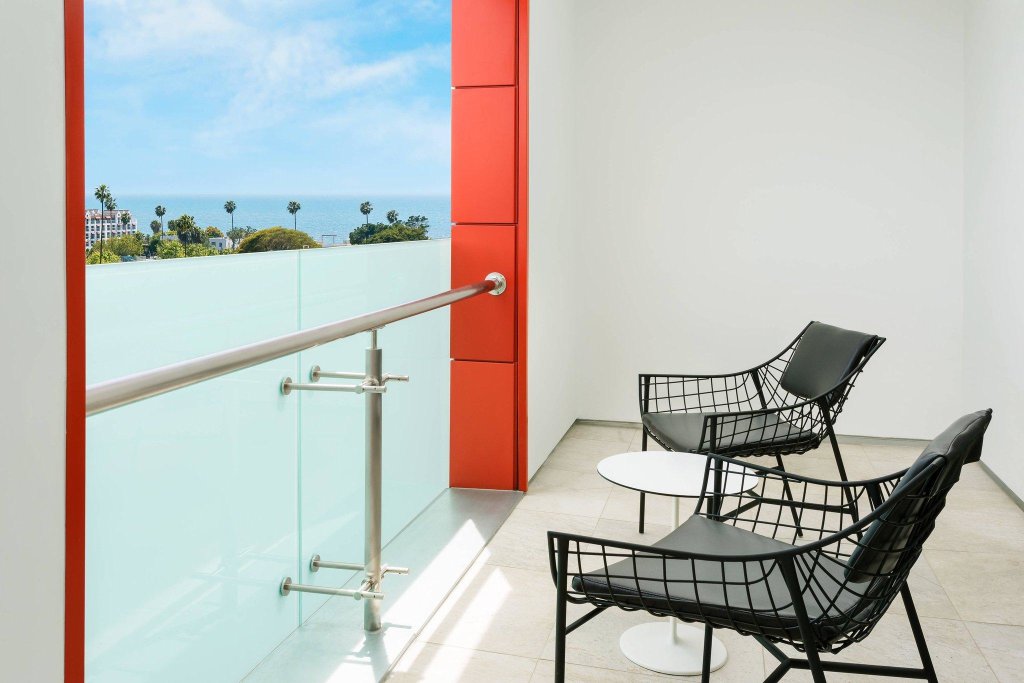 Двухместная студия с балконом Courtyard by Marriott Santa Monica