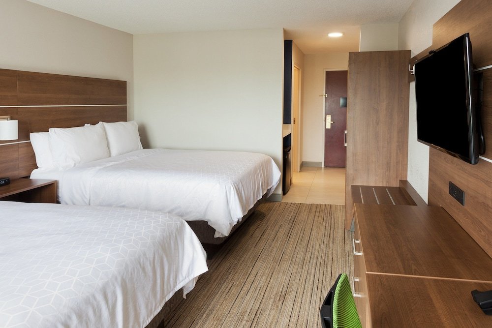 Четырёхместный номер Standard Holiday Inn Express Hotel & Suites Dothan North, an IHG Hotel