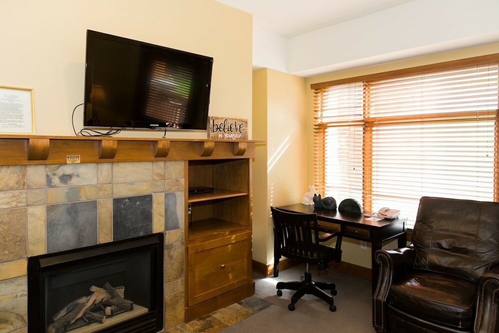 Standard Zimmer Updated 2 Br -fireplace & Balcony- 20% Off Winter Rates 2 Bedroom Condo by RedAwning