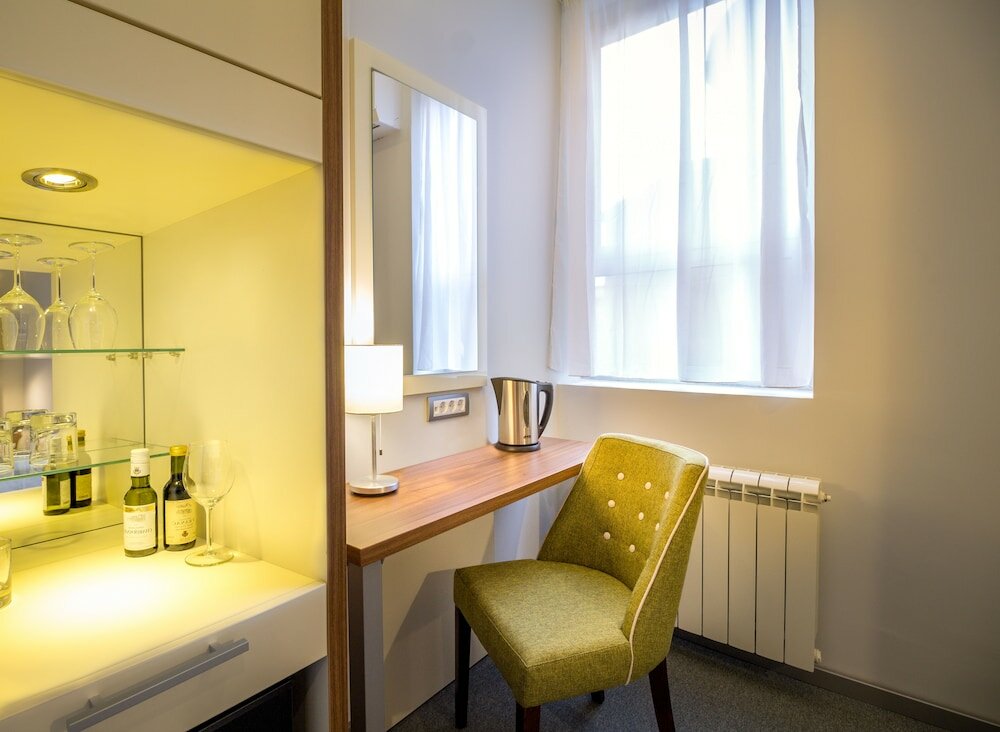Deluxe room Privilege Suites by Central Park