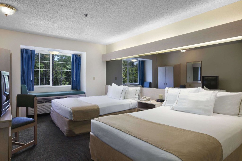 Четырёхместный номер Standard Microtel Inn & Suites by Wyndham Palm Coast I-95