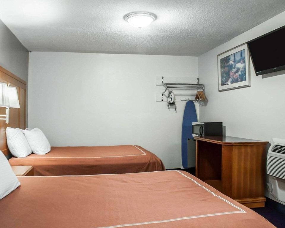 Семейный люкс с 2 комнатами Castle Inn & Suites Niagara Falls