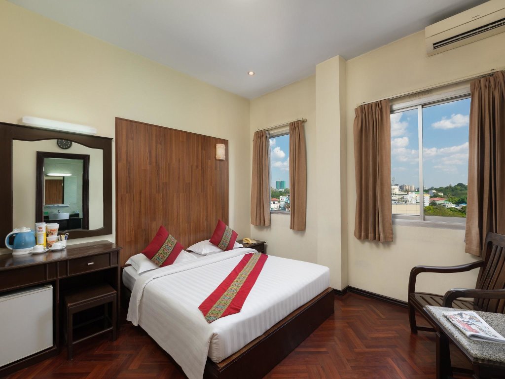 Кровать в общем номере My Hotel Myanmar