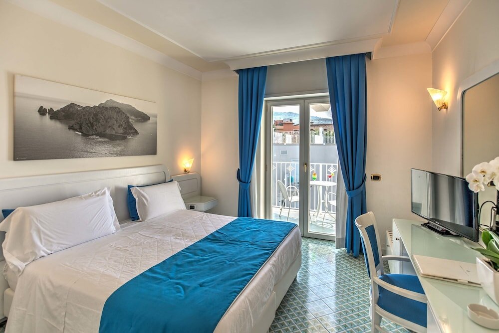 Двухместный номер Superior с балконом и с частичным видом на море Grand Hotel Riviera