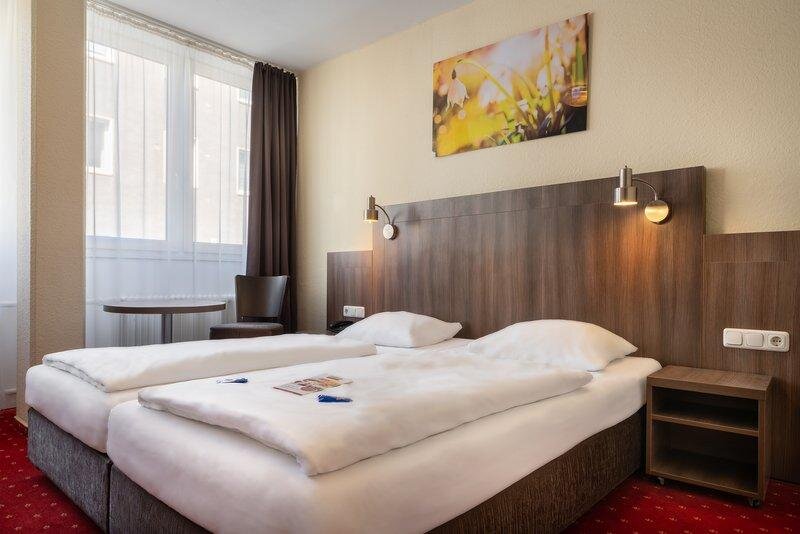 Кровать в общем номере Novum Hotel Leonet Köln Altstadt