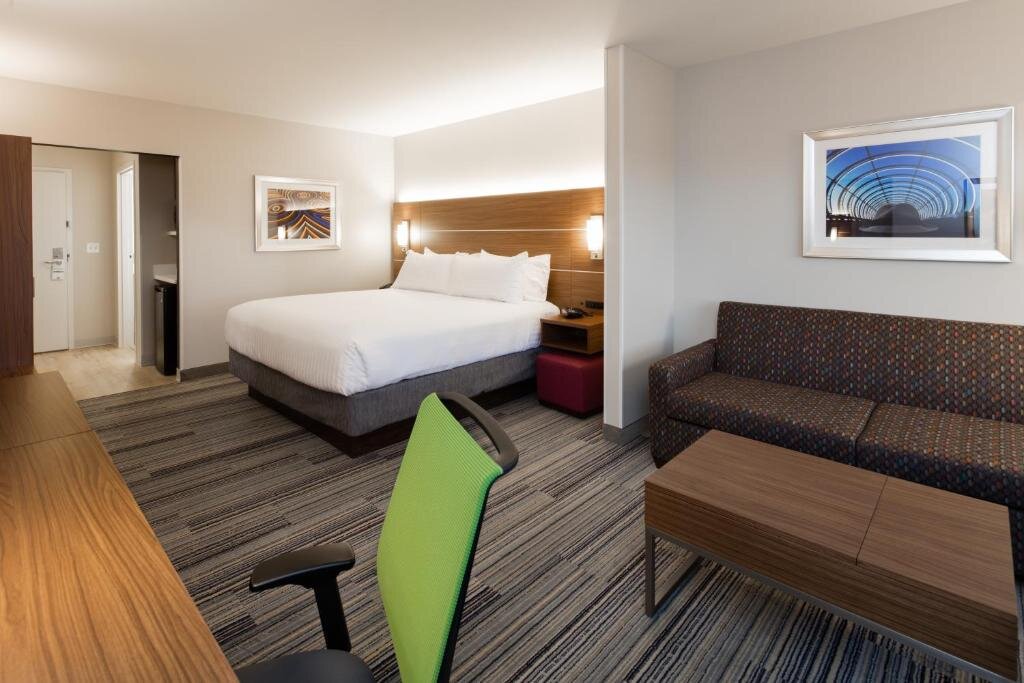 Люкс Holiday Inn Express East Peoria - Riverfront, an IHG Hotel