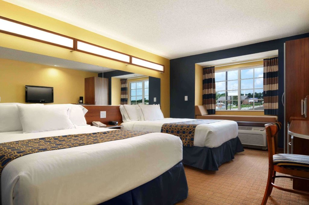 Четырёхместный номер Standard Microtel Inn & Suites by Wyndham Columbus Near Fort Moore