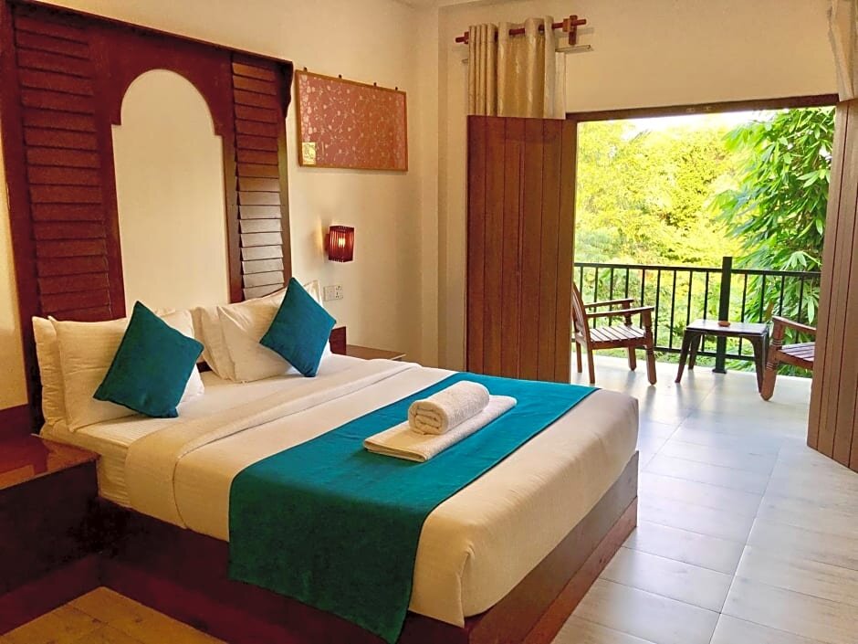 Camera doppia Deluxe con balcone e con vista sulla piscina Sundaras Resort & Spa Dambulla