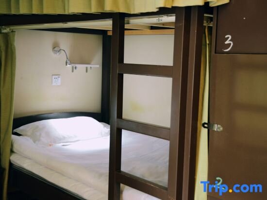Кровать в общем номере (мужской номер) Leshan Haiyun International Youth Hostel