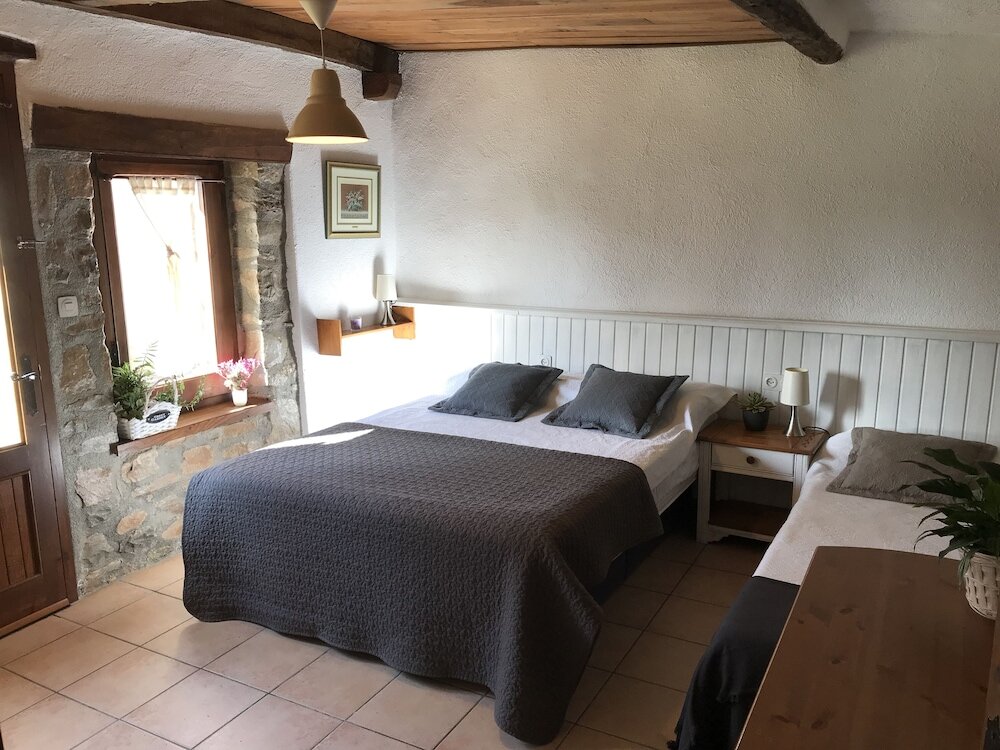 Standard Triple room with garden view Can Riera