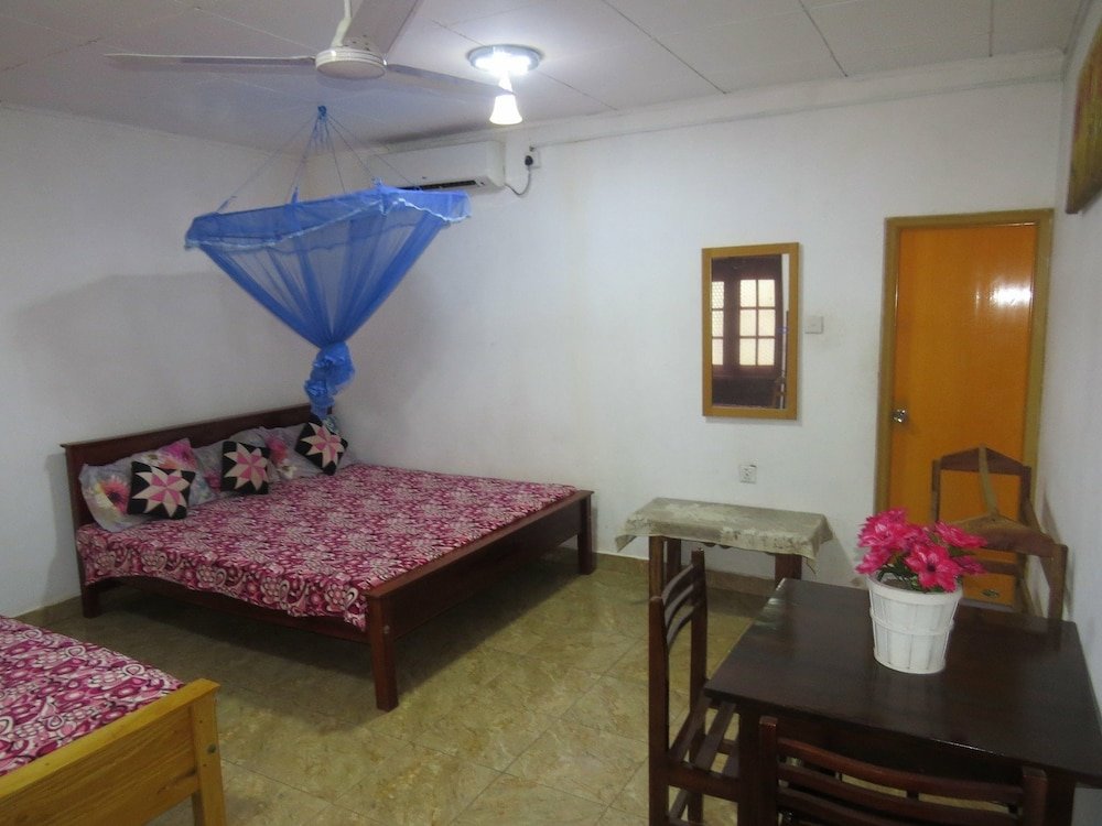 Standard famille chambre avec balcon et Vue jardin Thisara Guest Hotel Rooms