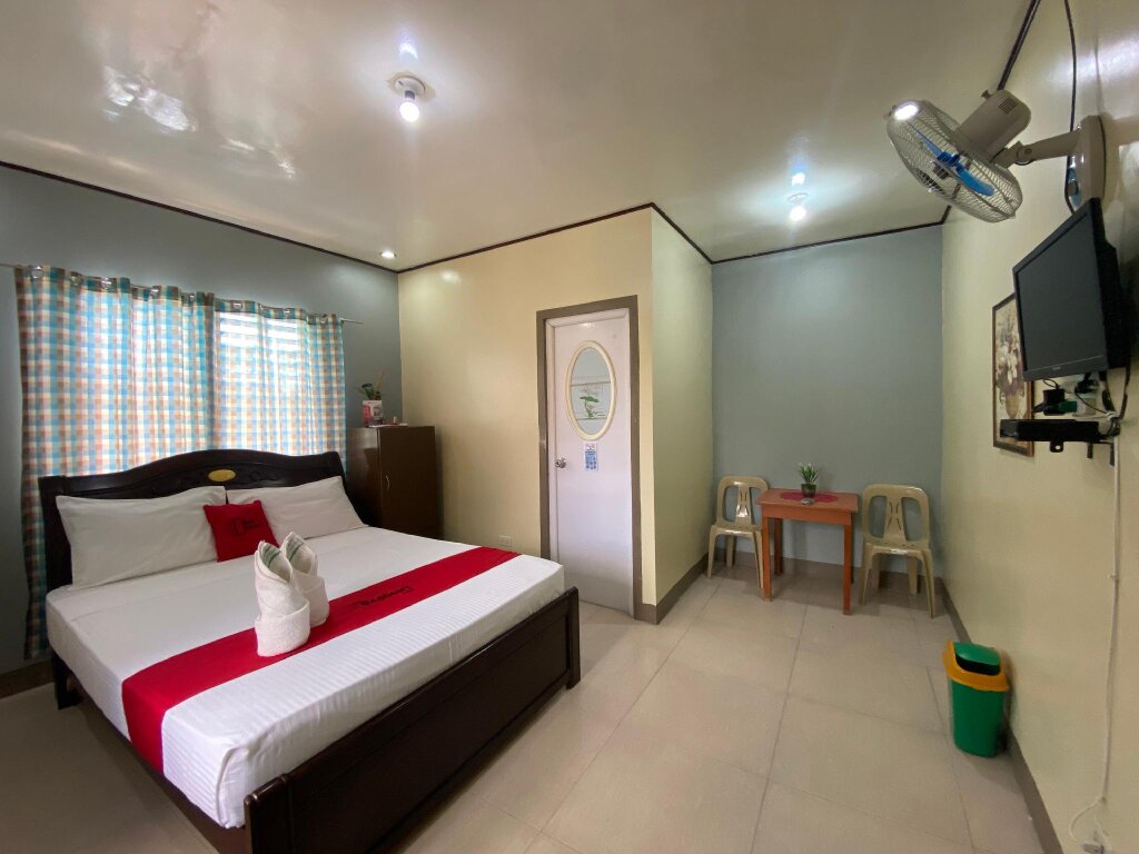 Deluxe Zimmer RedDoorz Plus @ Lhexlyn Resort San Narciso