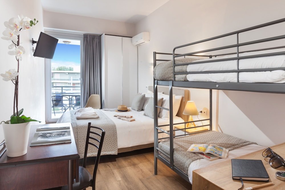 Standard quadruple chambre avec balcon Minavra Hotel
