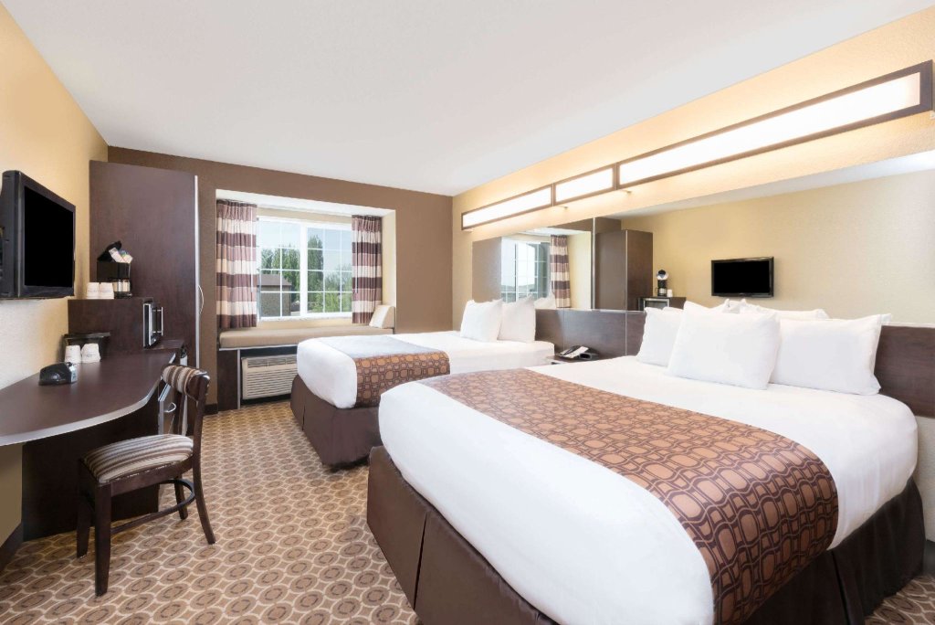 Standard Quadruple room Microtel Inn & Suites by Wyndham Dickinson