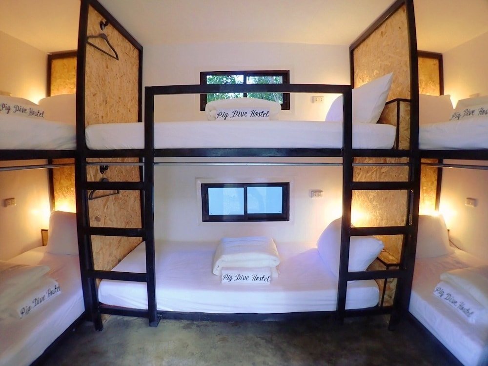Кровать в общем номере Pig Dive Hostel Moalboal