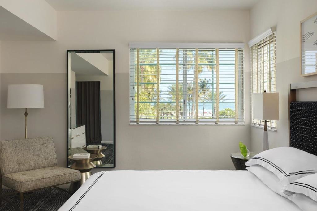 Двухместный номер с террасой Premium oceanfront Kimpton Surfcomber Hotel, an IHG Hotel