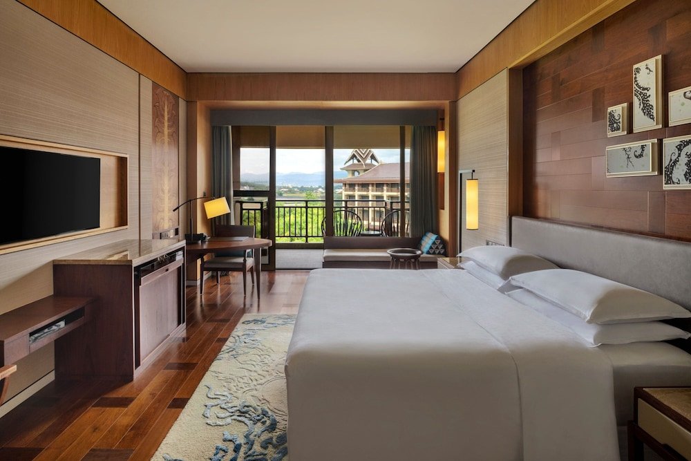 Grand Double room with balcony and with garden view Sheraton Grand Xishuangbanna Hotel