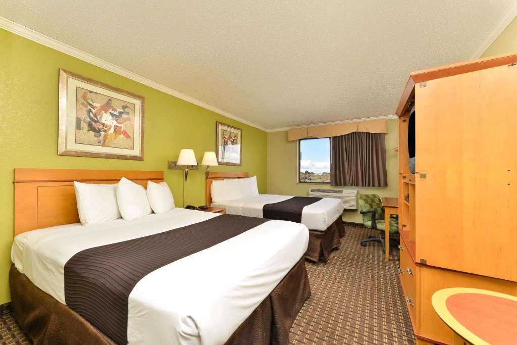 Standard Vierer Zimmer SureStay Plus Hotel by Best Western Hayward