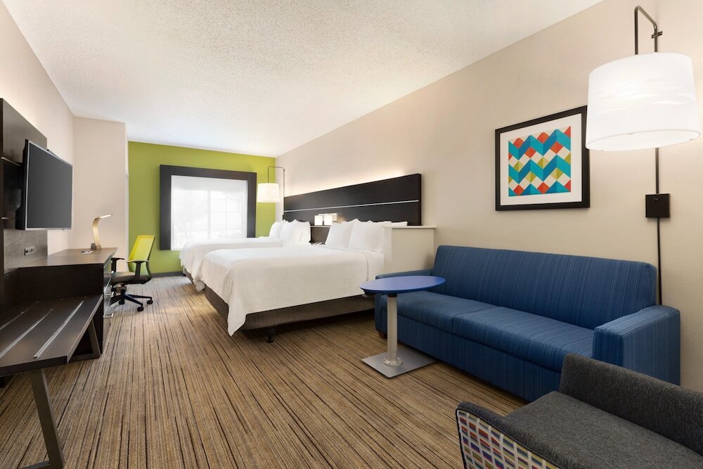 Четырёхместный номер Standard Holiday Inn Express & Suites Shawnee, an IHG Hotel