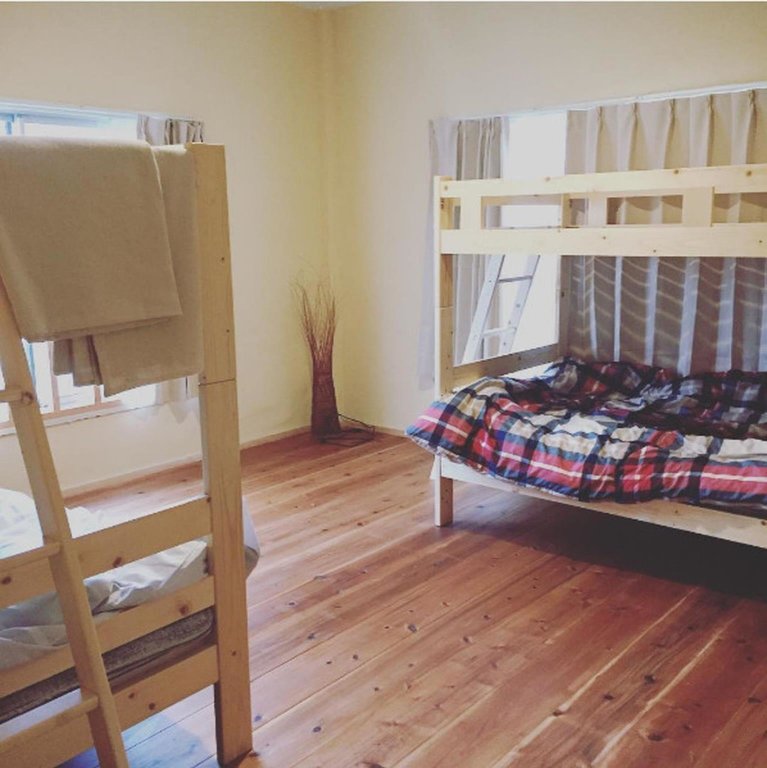 Кровать в общем номере (мужской номер) Guest House & Cafe Ohana
