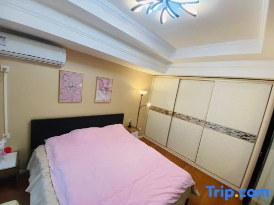 Кровать в общем номере с 2 комнатами Shuangjing Classic Warm House