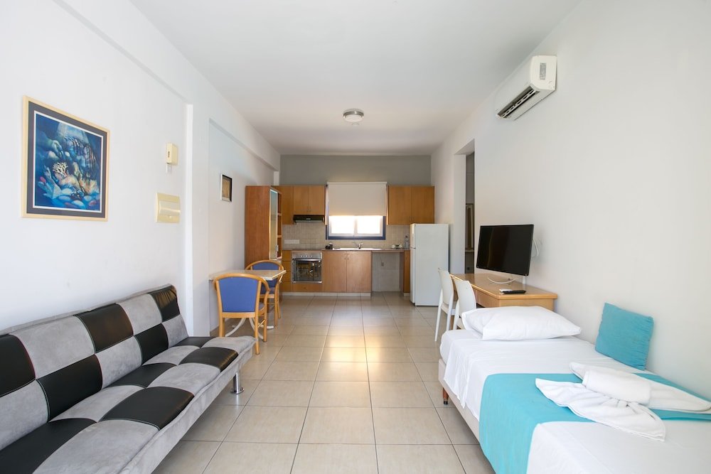 Suite 1 Schlafzimmer mit Balkon und mit Gartenblick Sea CleoNapa Mandali