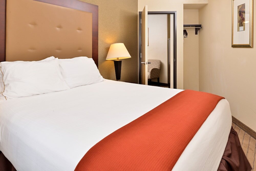 Люкс с 2 комнатами Holiday Inn Express Portland South - Lake Oswego, an IHG Hotel