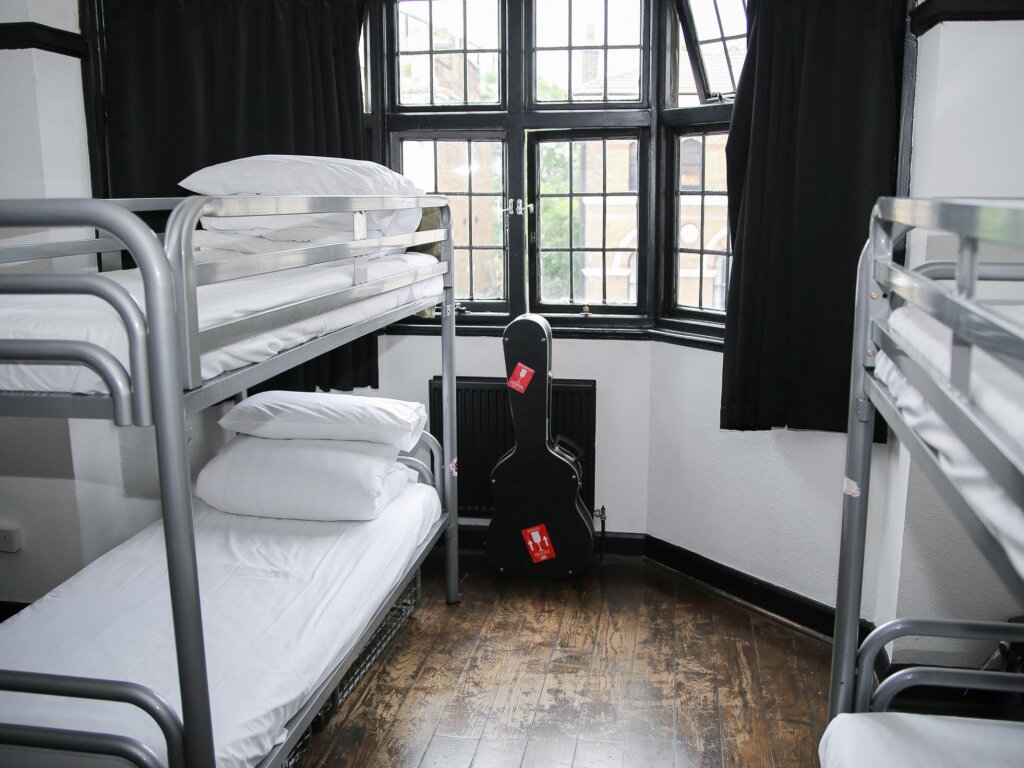Кровать в общем номере St Christopher's Inn Camden