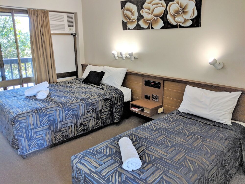 Executive room with balcony and with garden view Miners Lodge Motor Inn