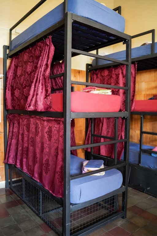 Кровать в общем номере c 1 комнатой Nomada Hostel