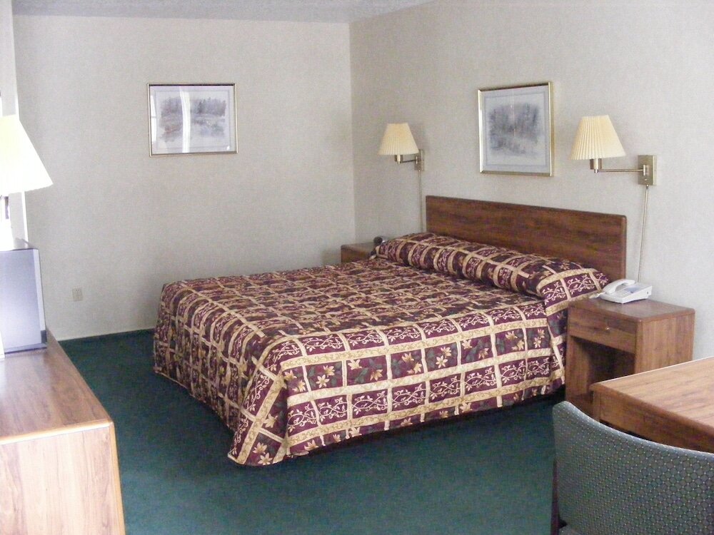 Standard Double room with balcony Great Lakes Inn Mackinaw City
