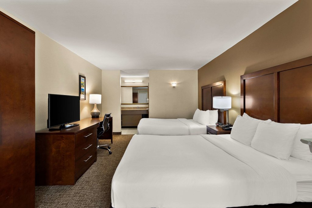 Четырёхместный номер Standard Comfort Inn & Suites Sequoia Kings Canyon