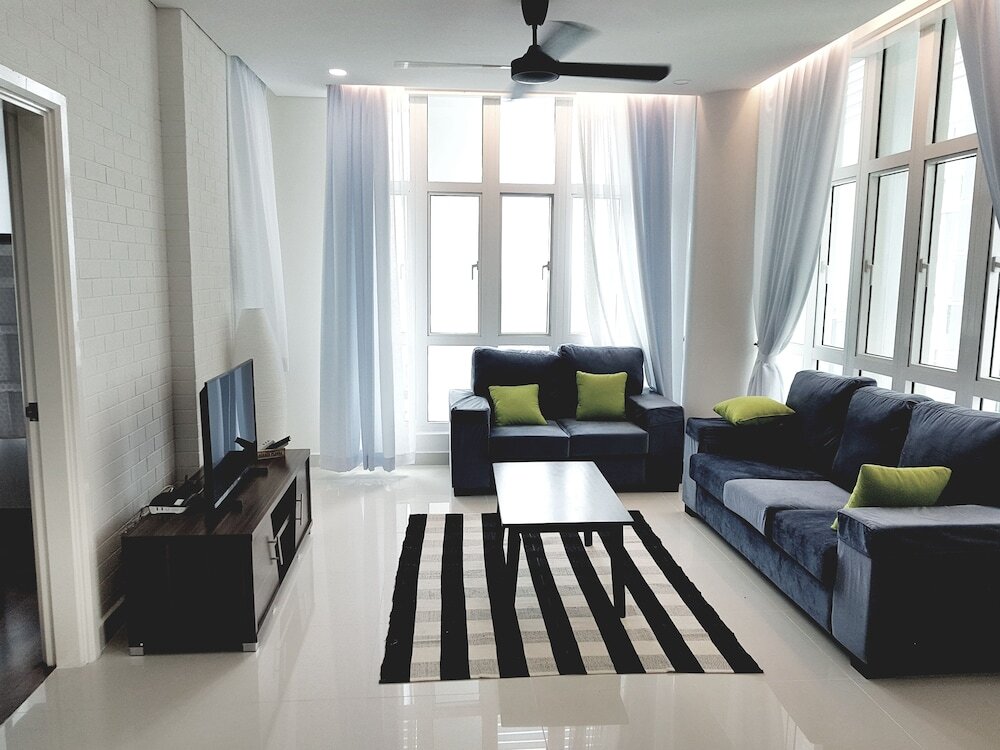 Семейный номер Standard пентхаус с 4 комнатами с балконом и с видом на город Holi 1Medini Themed Suites