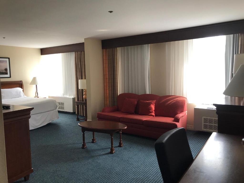 Двухместный люкс c 1 комнатой Four Points by Sheraton Wakefield Boston Hotel & Conference Center