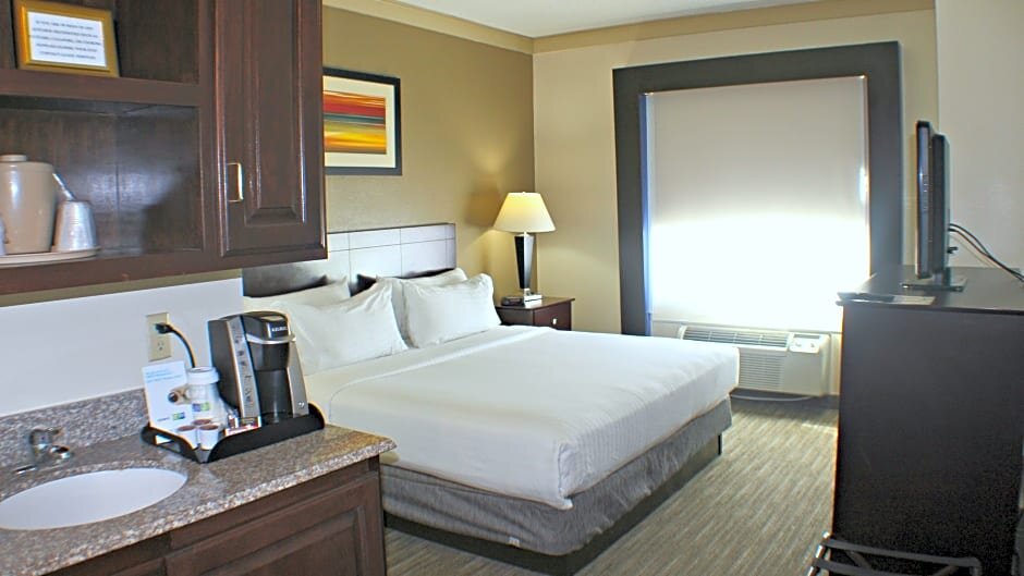 Standard Suite Holiday Inn Express Hotel & Suites Plainview, an IHG Hotel