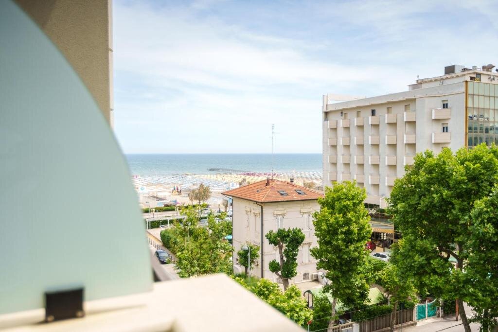 Четырёхместный номер Standard с частичным видом на море Hotel Rex Rimini