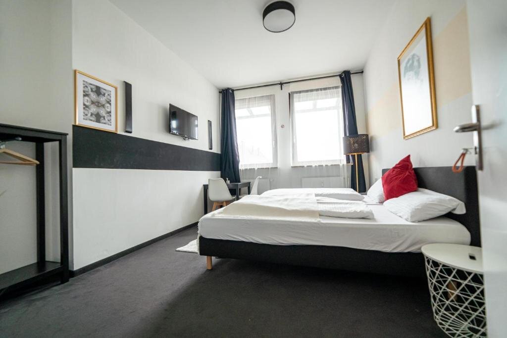Camera Economy FULL HOUSE Hostel Nürnberg - shared bath & kitchen