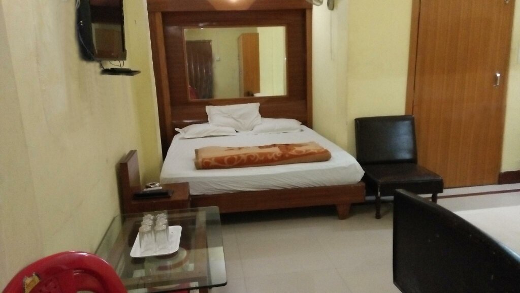 Кровать в общем номере (мужской номер) Hotel Dolphin