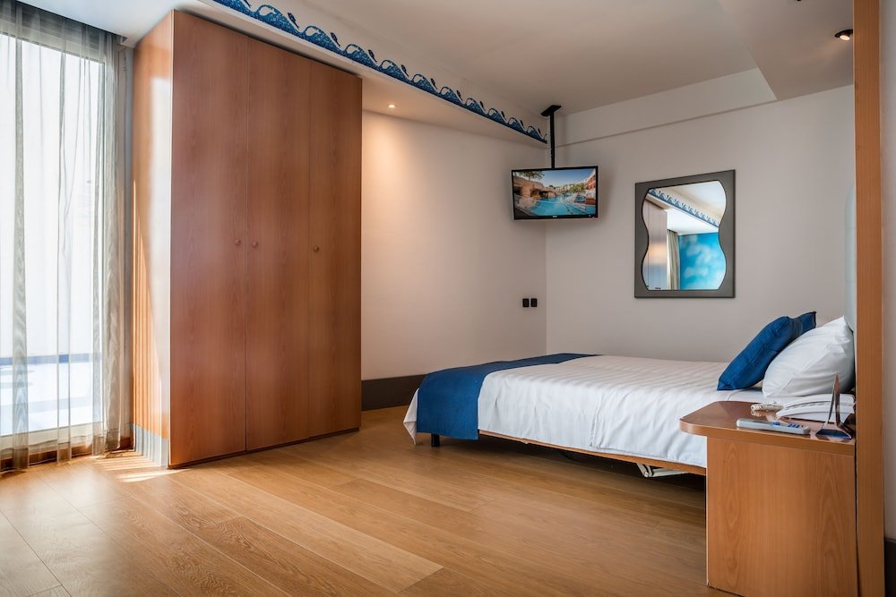 Трёхместный люкс с 2 комнатами с балконом Club Hotel Eilat - All Suites Hotel