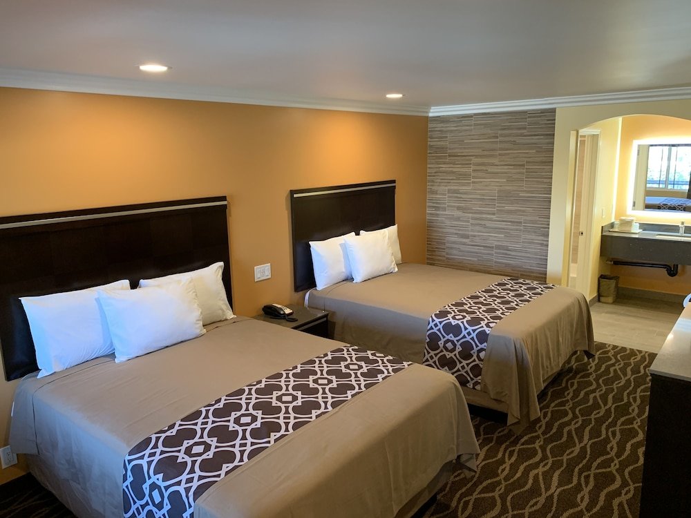 Deluxe room Industry Inn & Suites