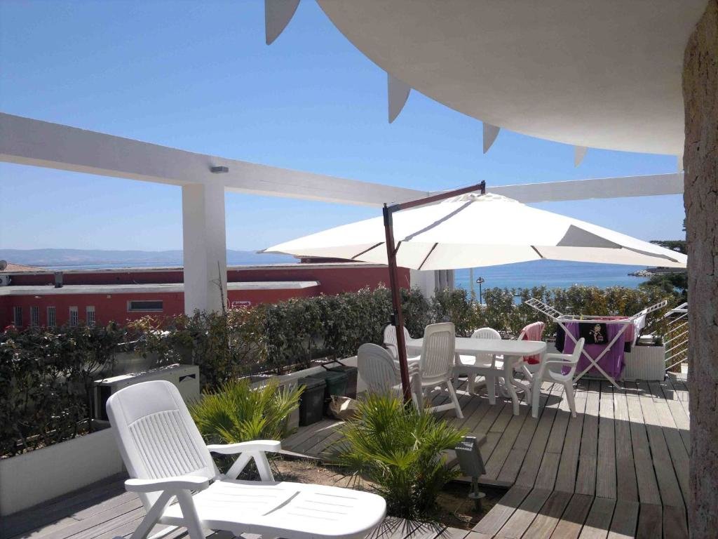 Коттедж с 2 комнатами с видом на море Holiday home Isola Rossa