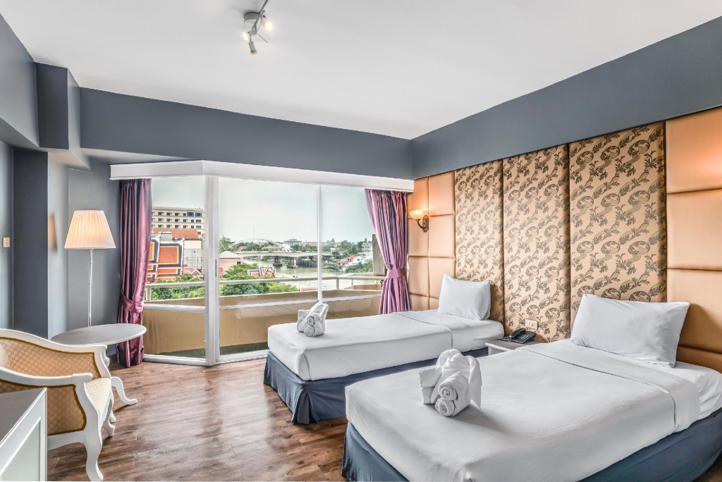 Кровать в общем номере Ayothaya Riverside Hotel