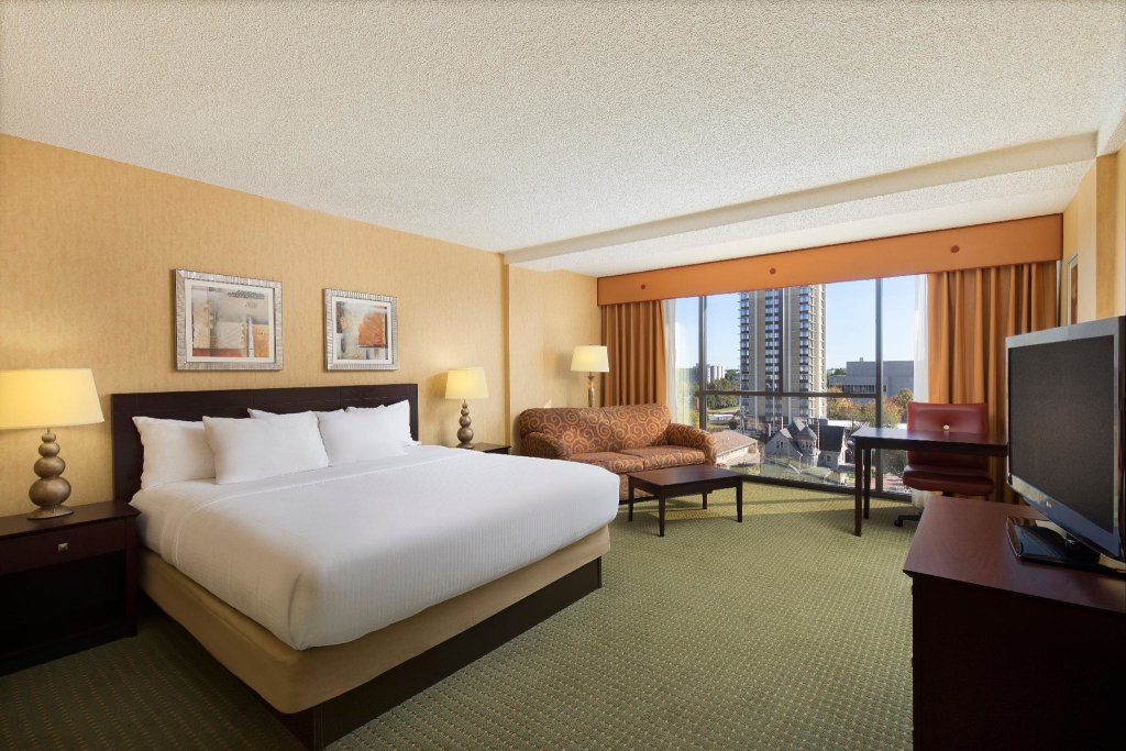 Standard Double room with pool view University Plaza Hotel and Convention Center Springfield