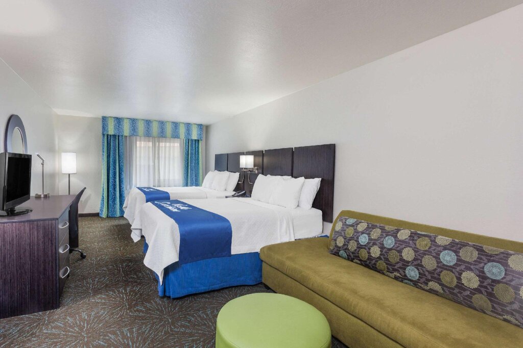 Четырёхместный люкс Days Inn & Suites by Wyndham East Flagstaff