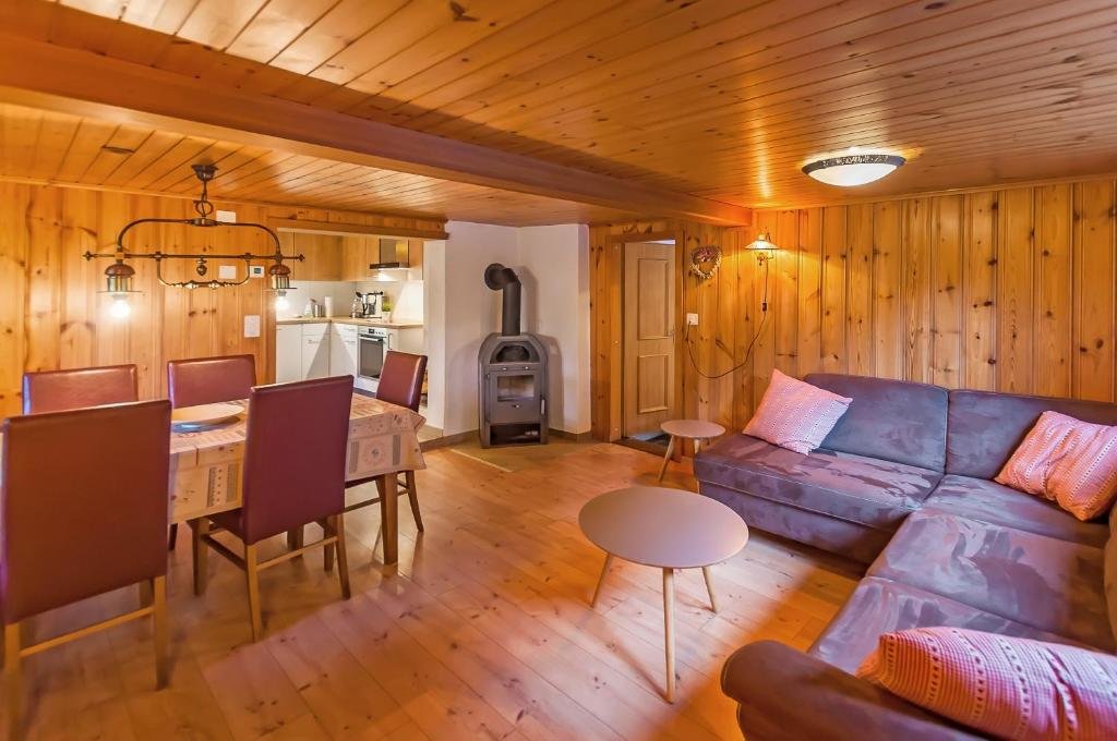 Chalet Charming Little Chalet for 6 People & Free Ski Lockers