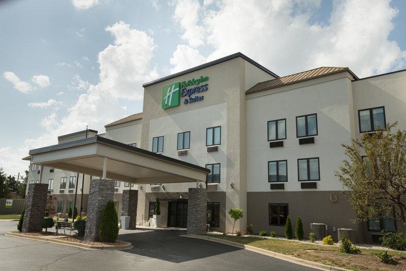 Suite Económica Holiday Inn Express Hotel & Suites Madison, an IHG Hotel
