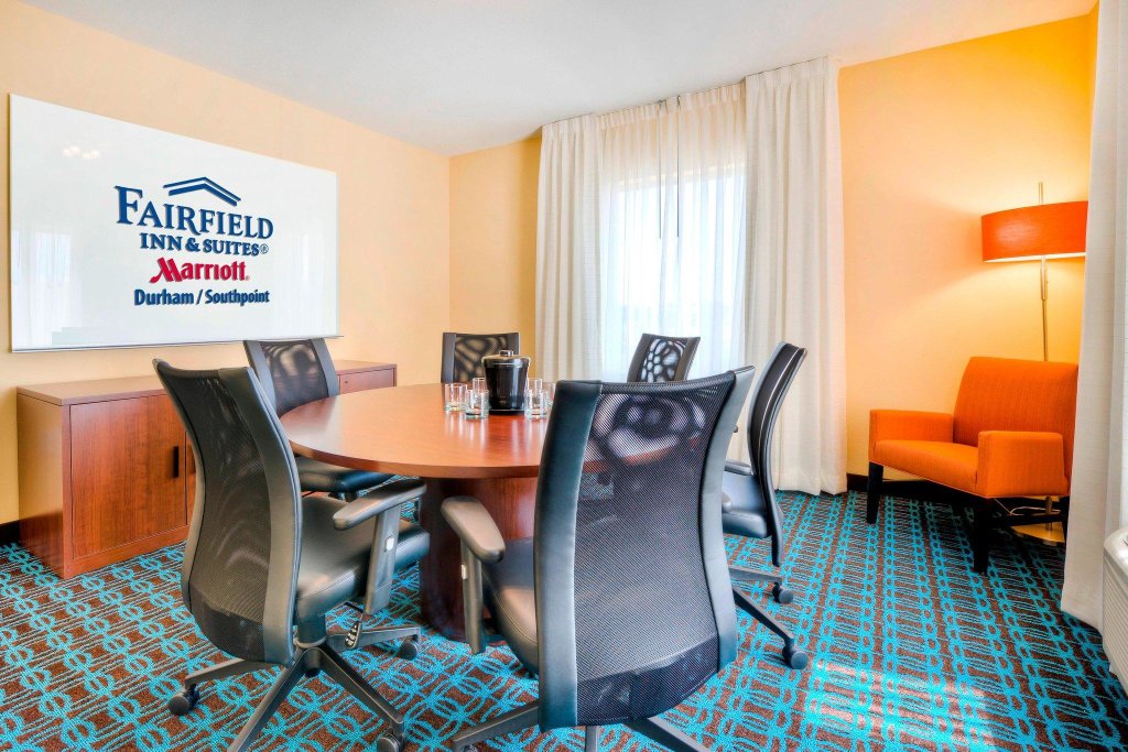 Двухместный люкс Fairfield Inn and Suites by Marriott Durham Southpoint